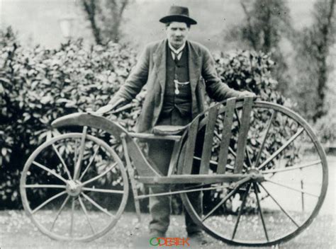 bisikleti icat eden kişi